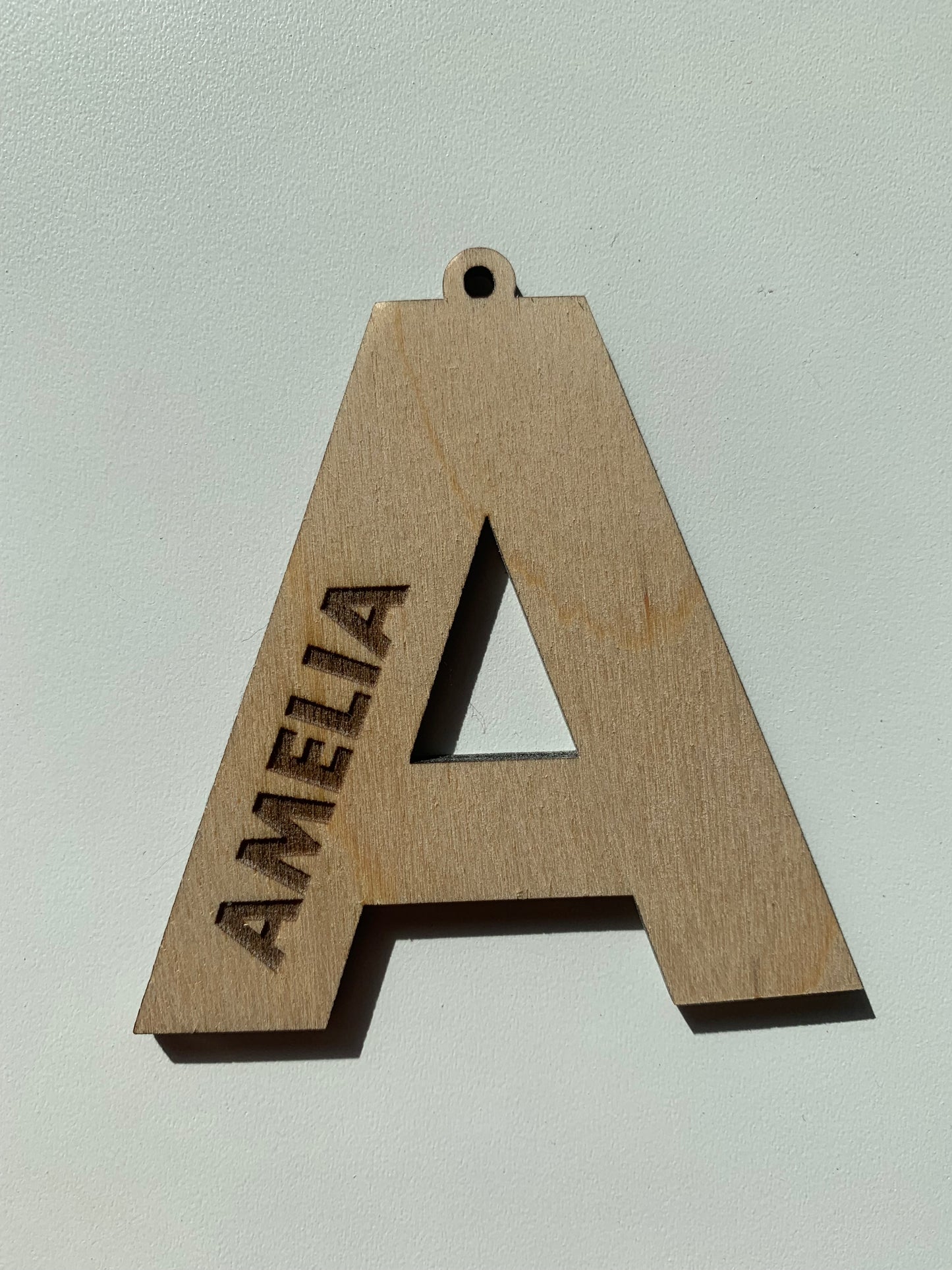 Llavero madera grabado inicial con nombre personalizado