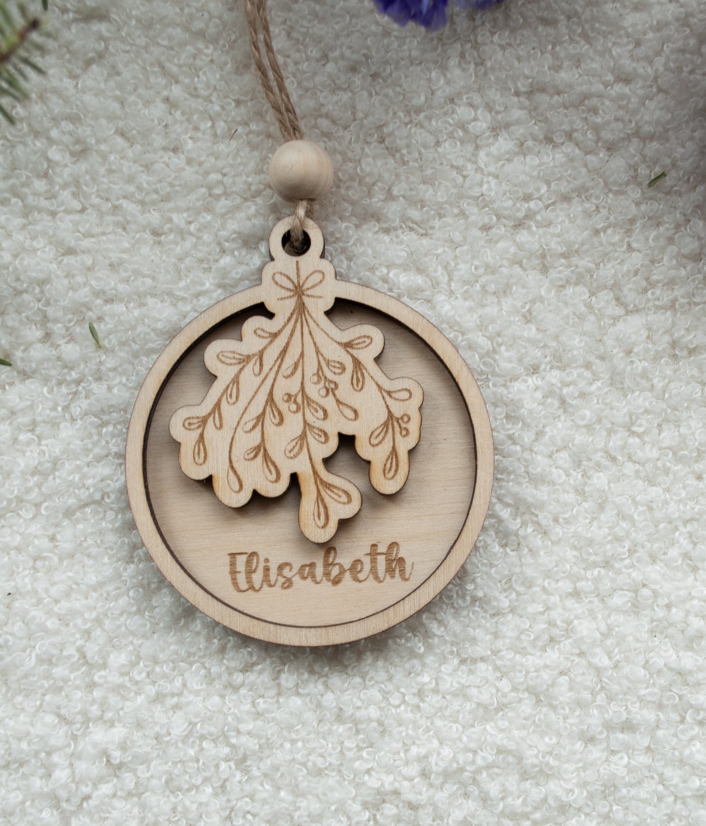 Decoración de árbol en madera natural con diseño de muérdago