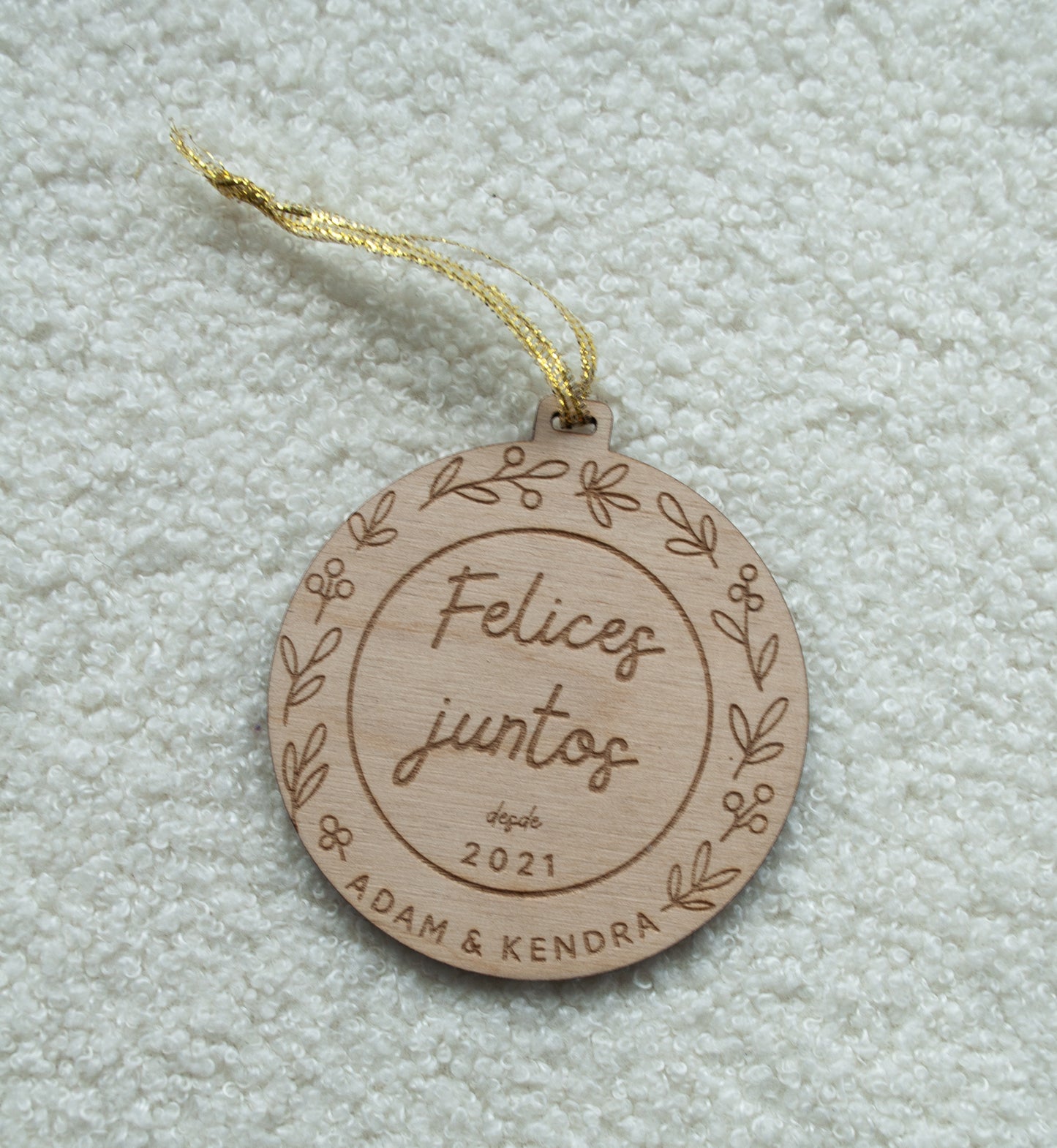 Adorno romántico de Navidad con grabado floral