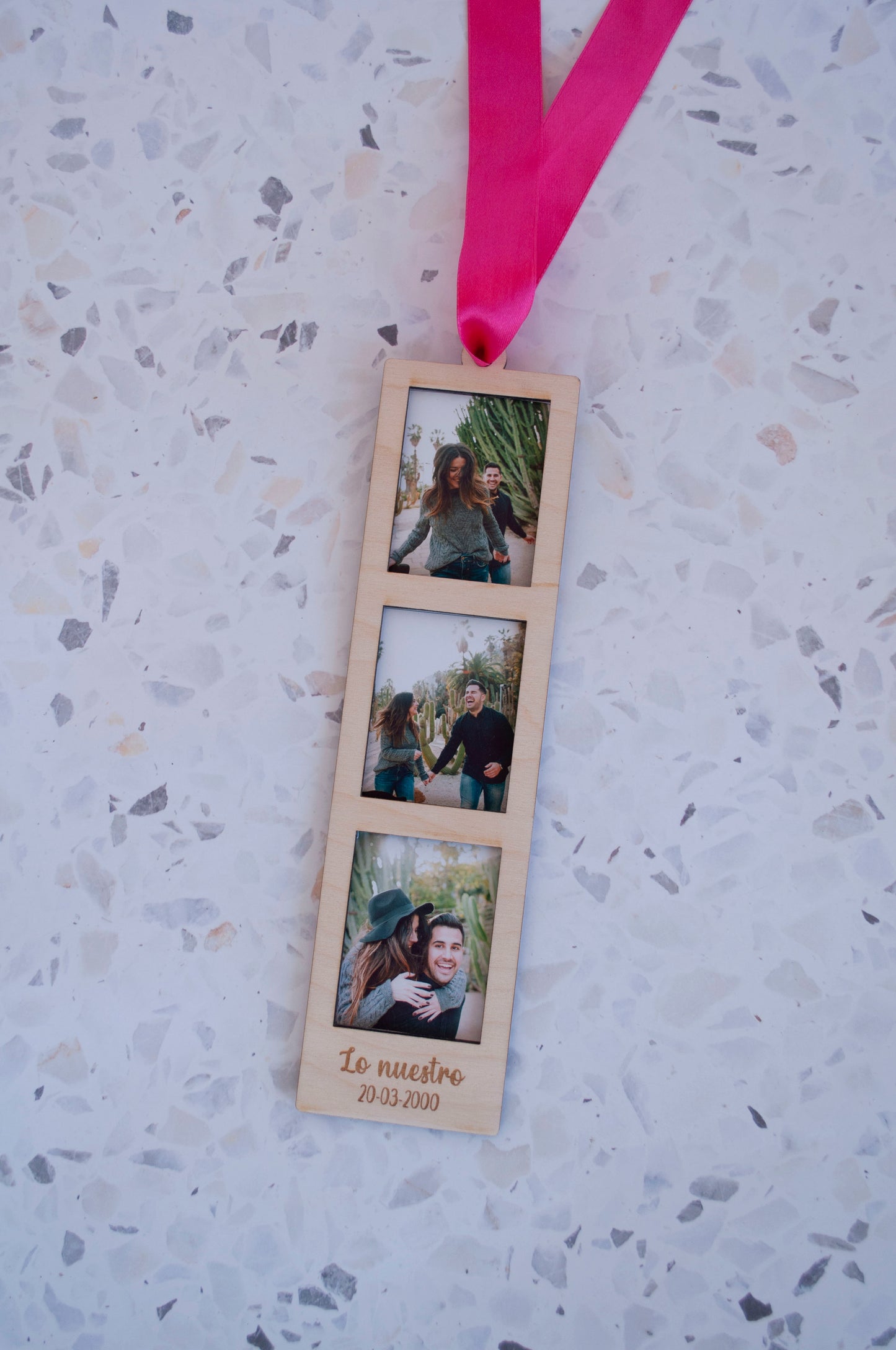 Marcapáginas de madera con cinta rosa decorativa incluida
