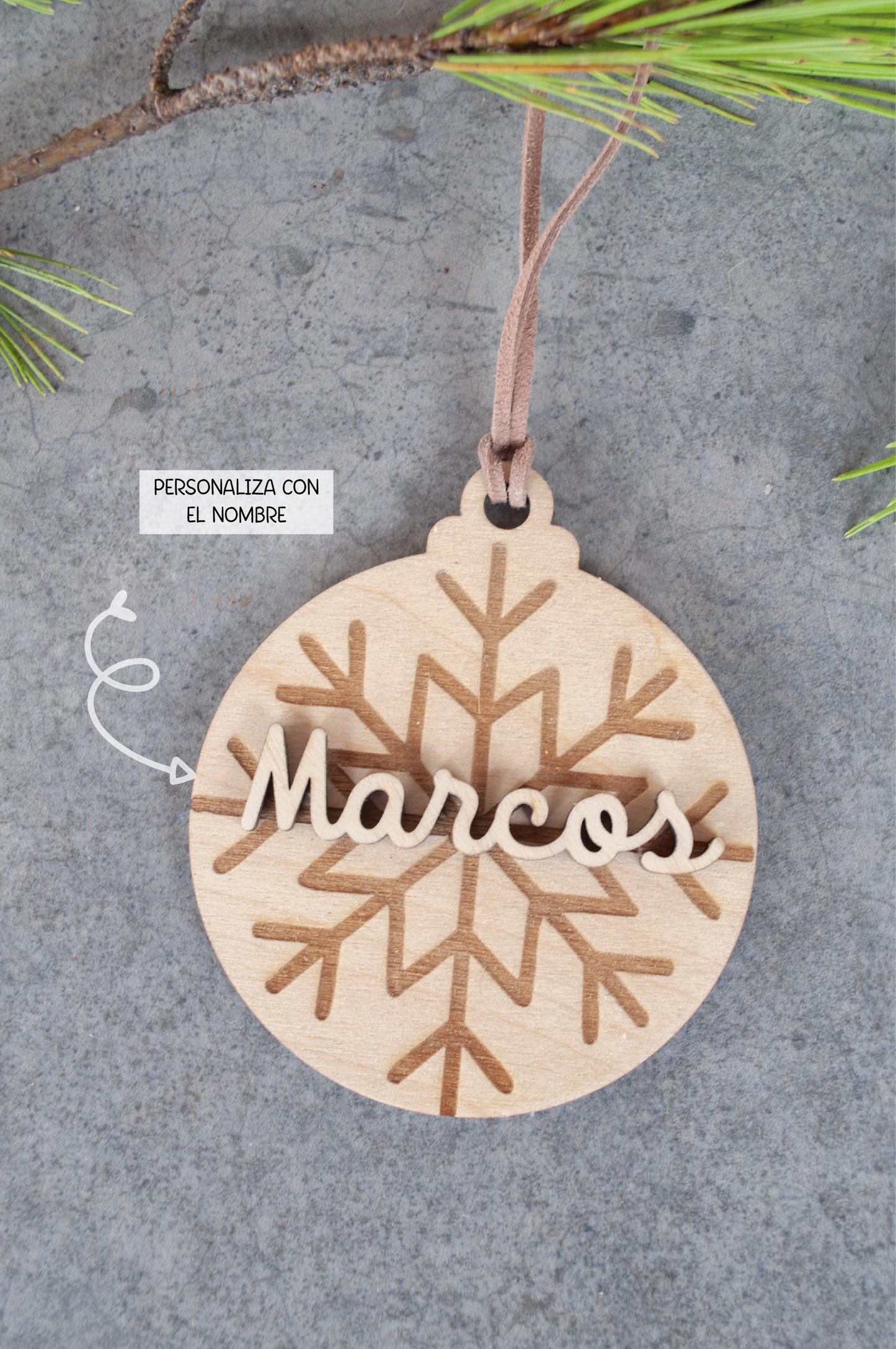 Bola de navidad con copo de nieve grabado en madera natural - Adorno artesanal 9cm diámetro