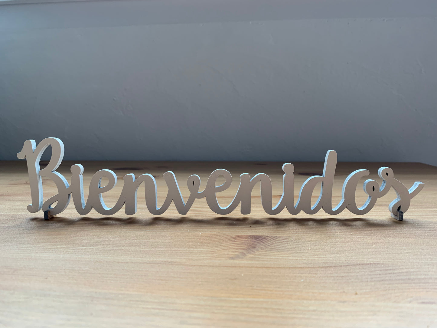 Letrero Bienvenidos de madera decorativo con patas