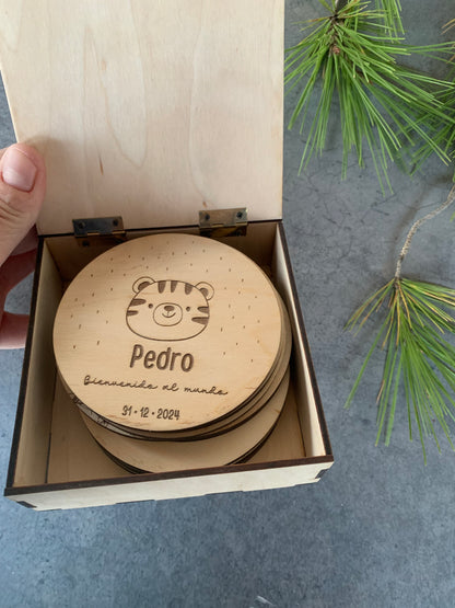 Pack cumplemeses de madera – 12 placas incluye caja personalizada