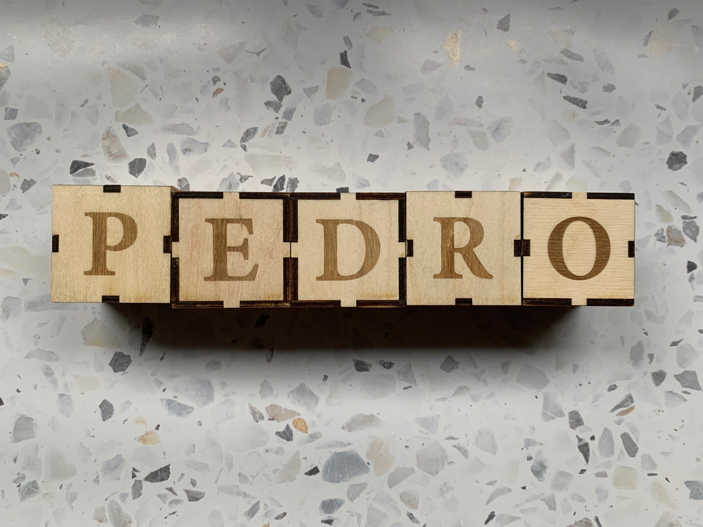 Nombre decorativo con bloques de madera
