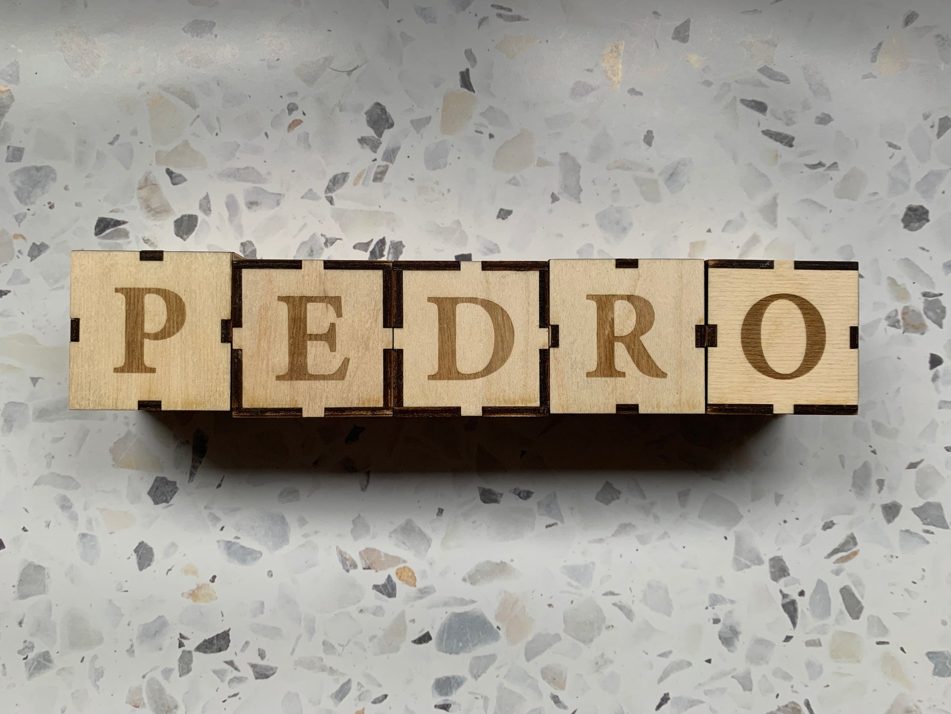 Nombre decorativo con bloques de madera