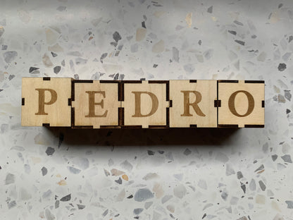 Nombre decorativo con bloques de madera