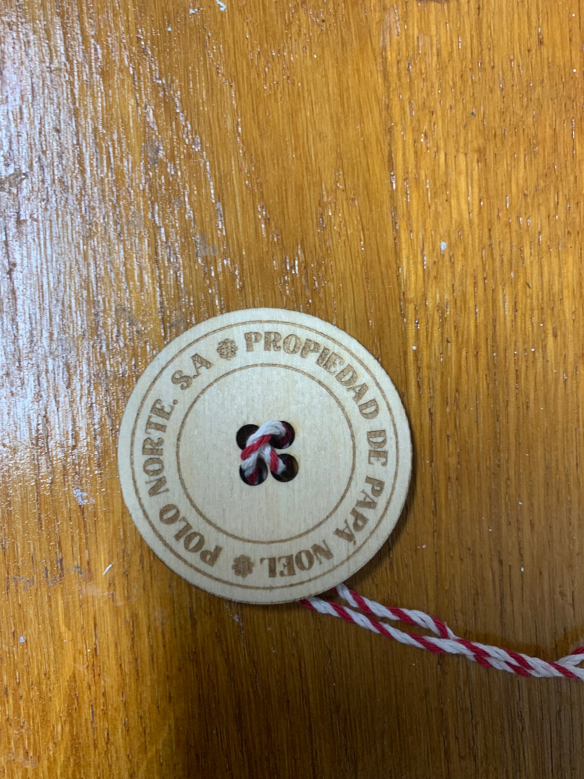 Botón perdido de Papá Noel personalizable en madera