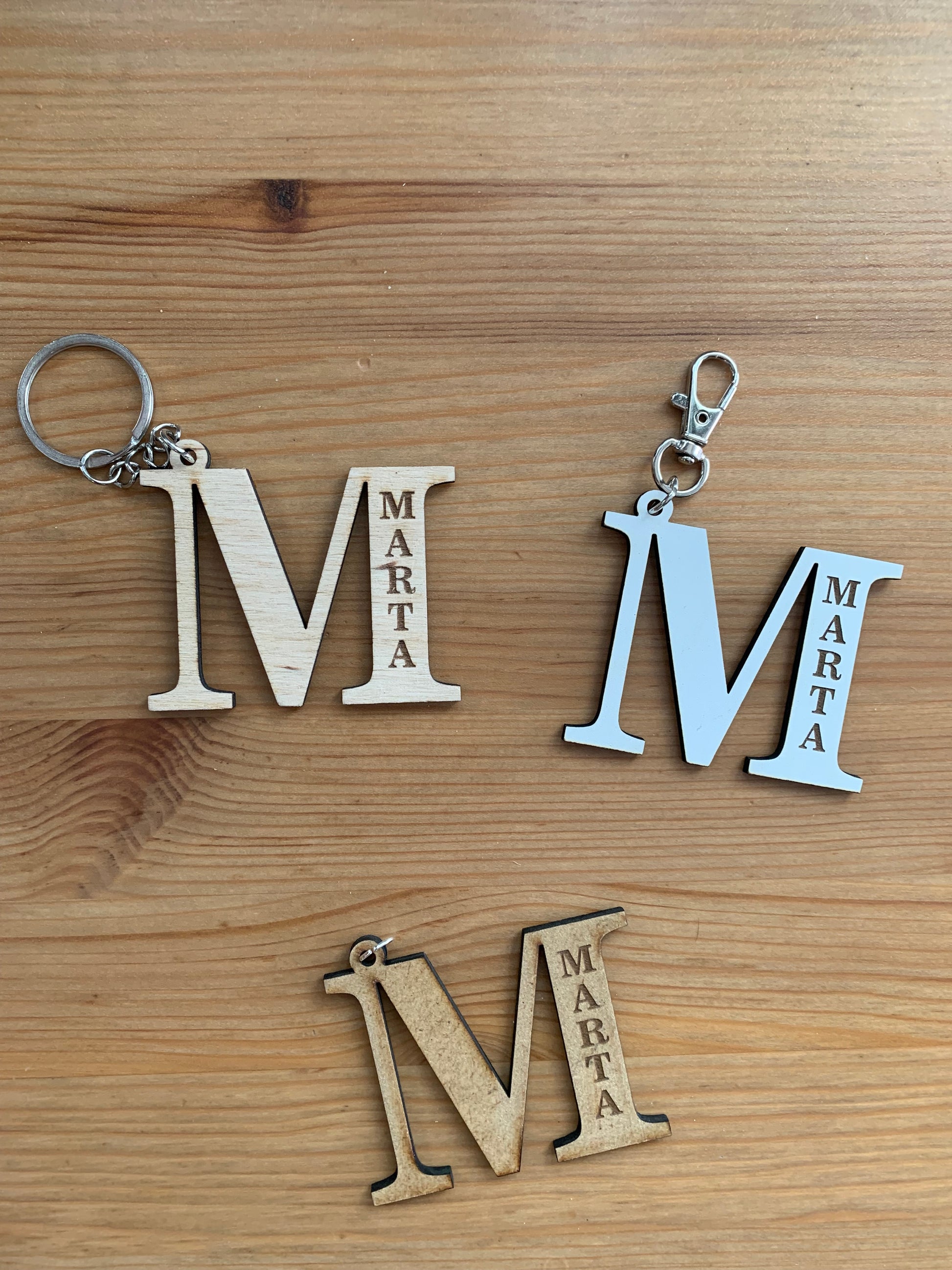 Llavero inicial artesanal para bolsos o llave con nombre
