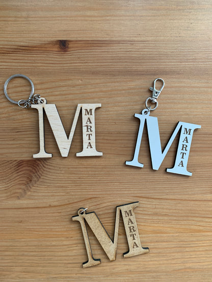Llavero inicial artesanal para bolsos o llave con nombre