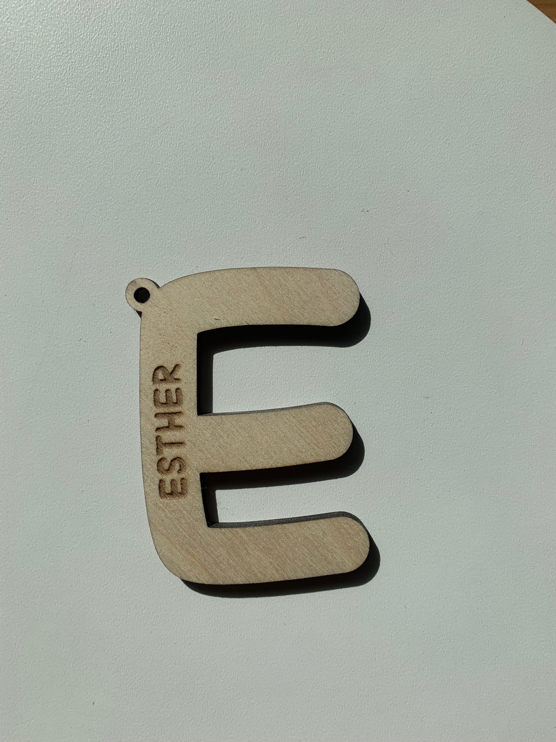 Llavero madera grabado inicial con nombre personalizado