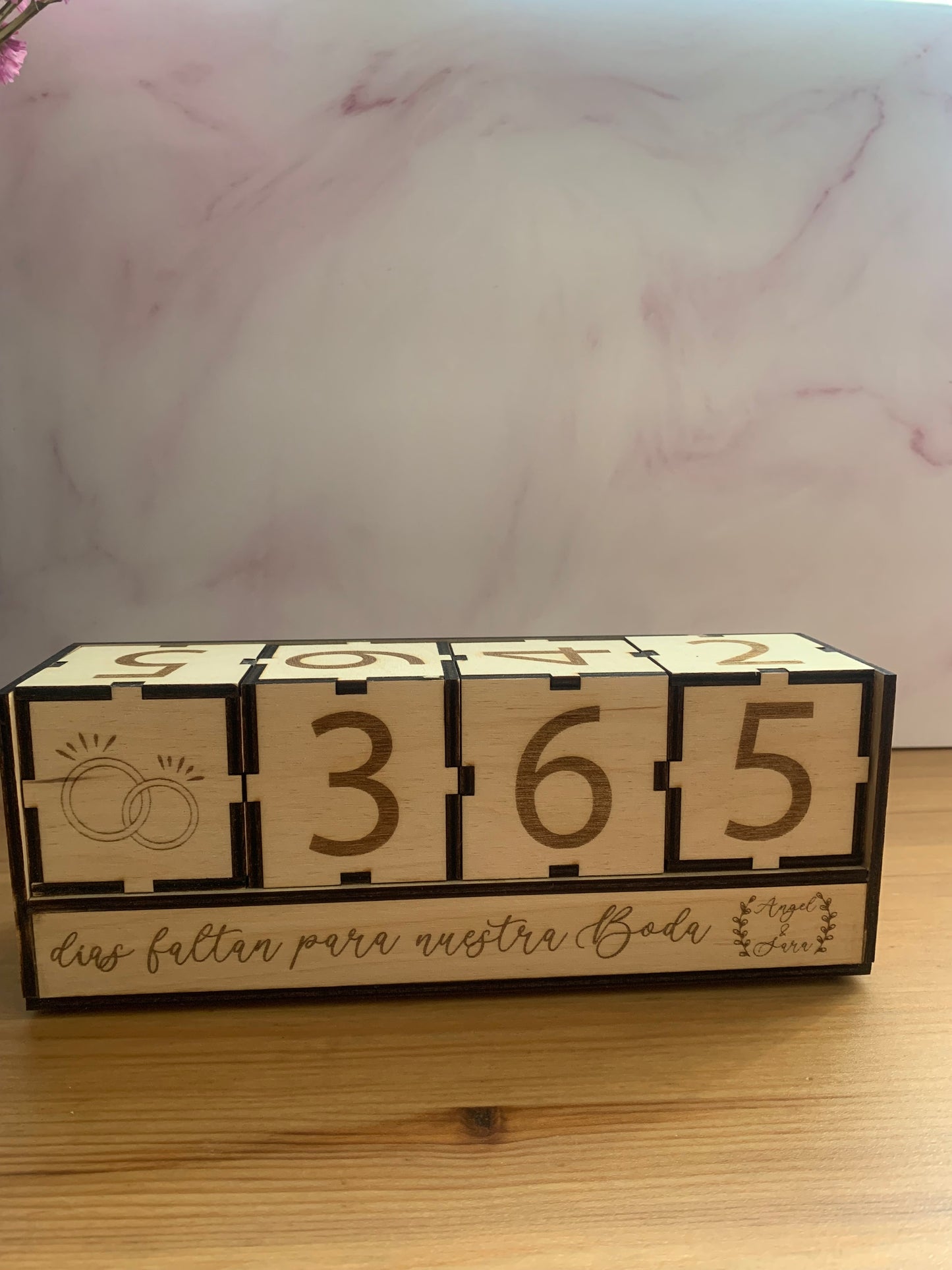 Cuenta atrás de madera en uso, colocada en un ambiente decorado, mostrando su funcionalidad y estética.