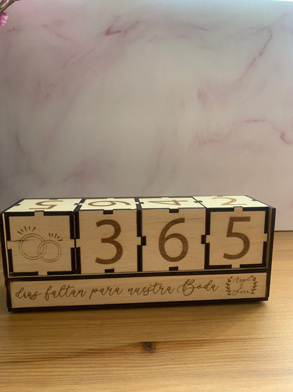 Cuenta atrás de madera en uso, colocada en un ambiente decorado, mostrando su funcionalidad y estética.