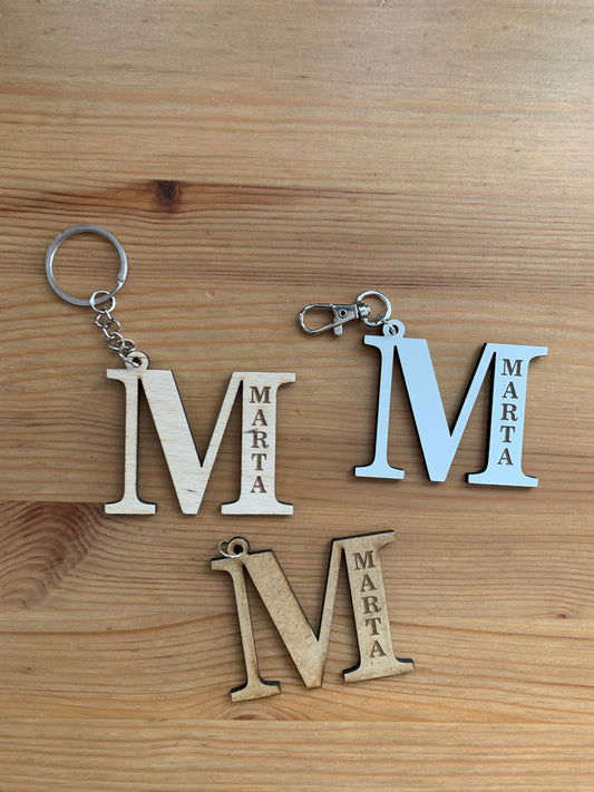 Llavero inicial personalizado de madera con nombre