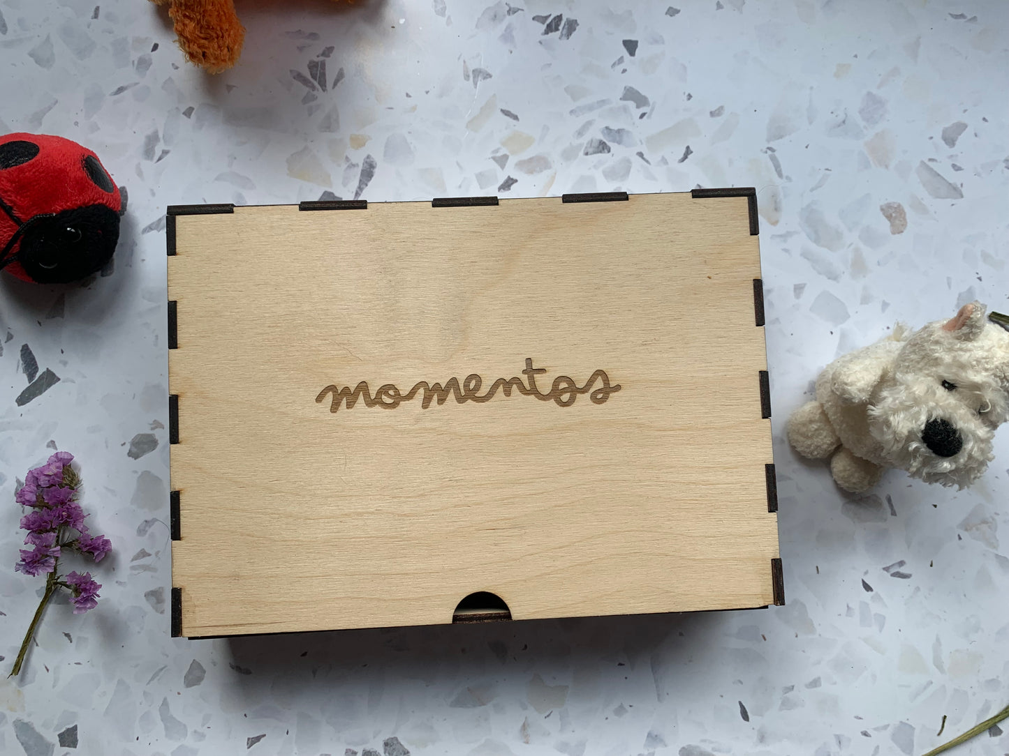 Cajón de madera para recuerdos con la tapa cerrada, mostrando el nombre y diseño grabado de forma personalizada.