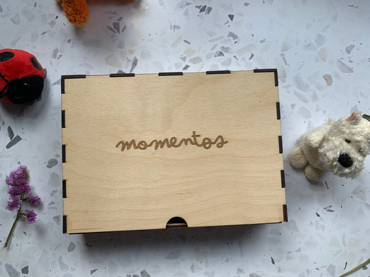 Cajón de madera para recuerdos con la tapa cerrada, mostrando el nombre y diseño grabado de forma personalizada.