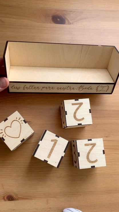 Detalle de los bloques de la cuenta atrás de madera, con números intercambiables y grabados específicos para eventos.