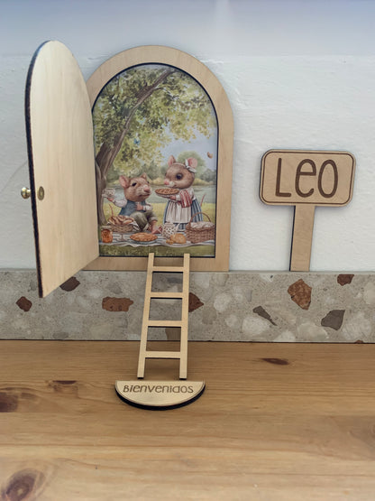 Kit del Ratoncito Pérez instalado junto a un rodapié en una habitación infantil, creando un ambiente mágico.