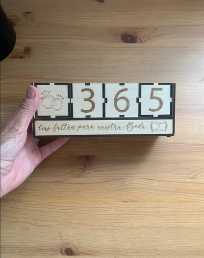 Detalle de los bloques de la cuenta atrás de madera, con números intercambiables y grabados específicos para eventos.