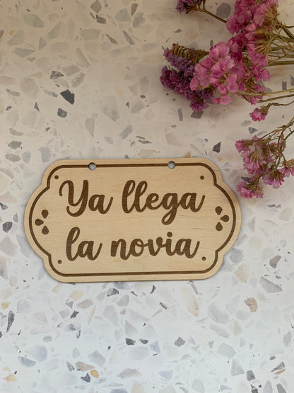 Cartel de madera “Ya llega la novia” personalizado