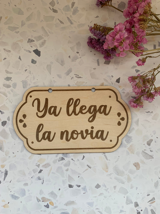Cartel de madera “Ya llega la novia” personalizado