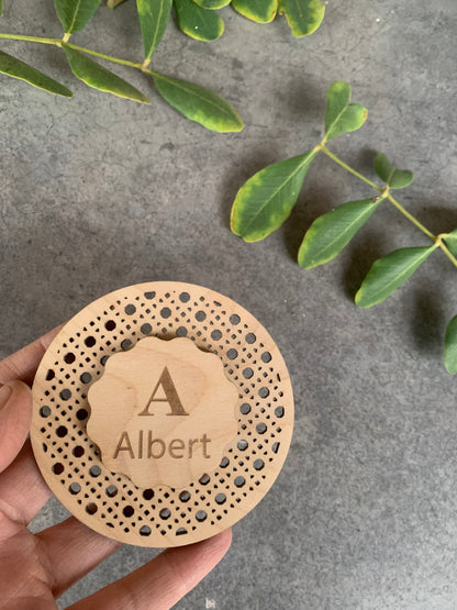Ejemplos de personalización de nombres en placa de rattan artesanal