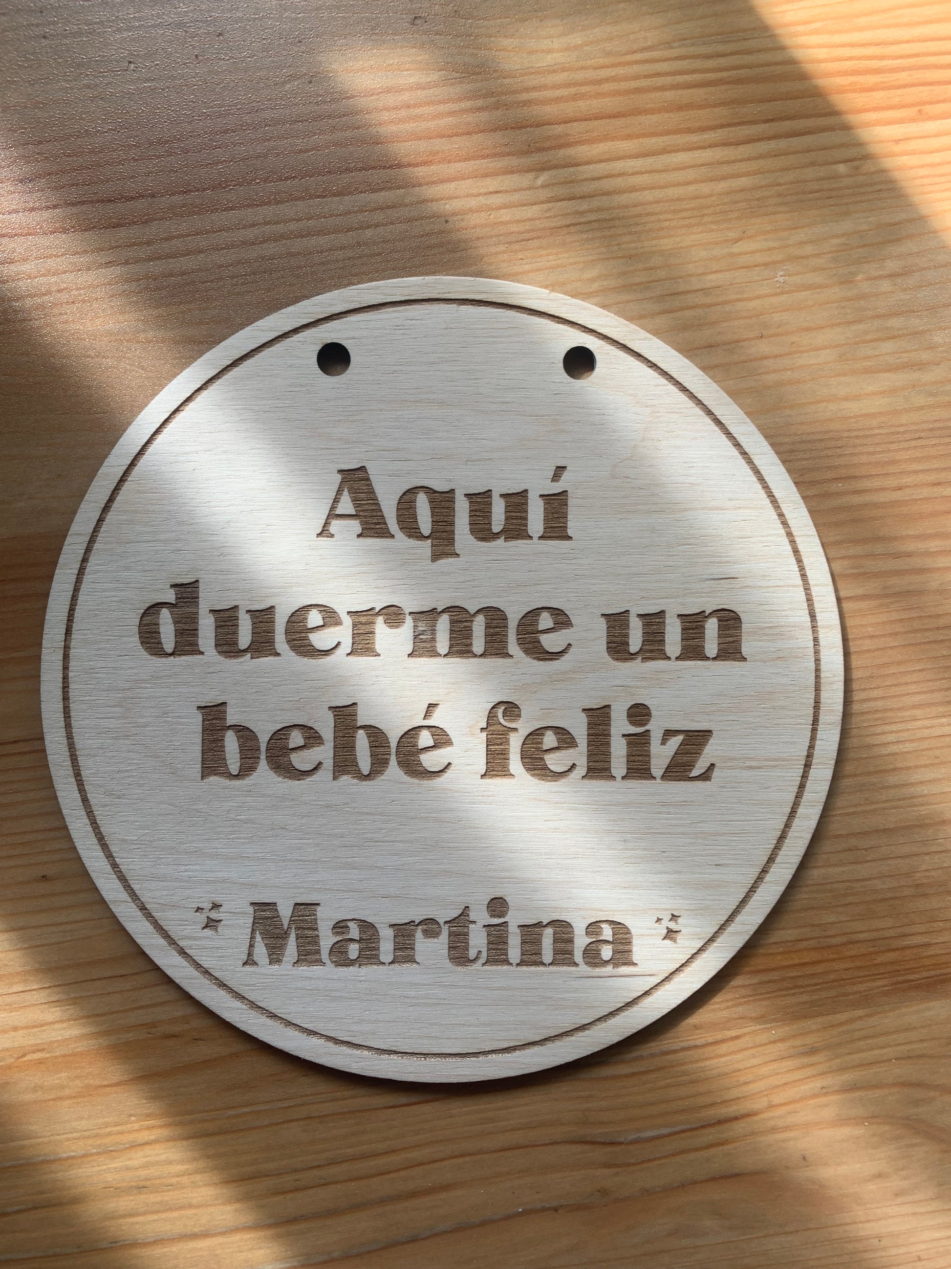 Detalle de letras grabadas en cartel madera bebé durmiendo