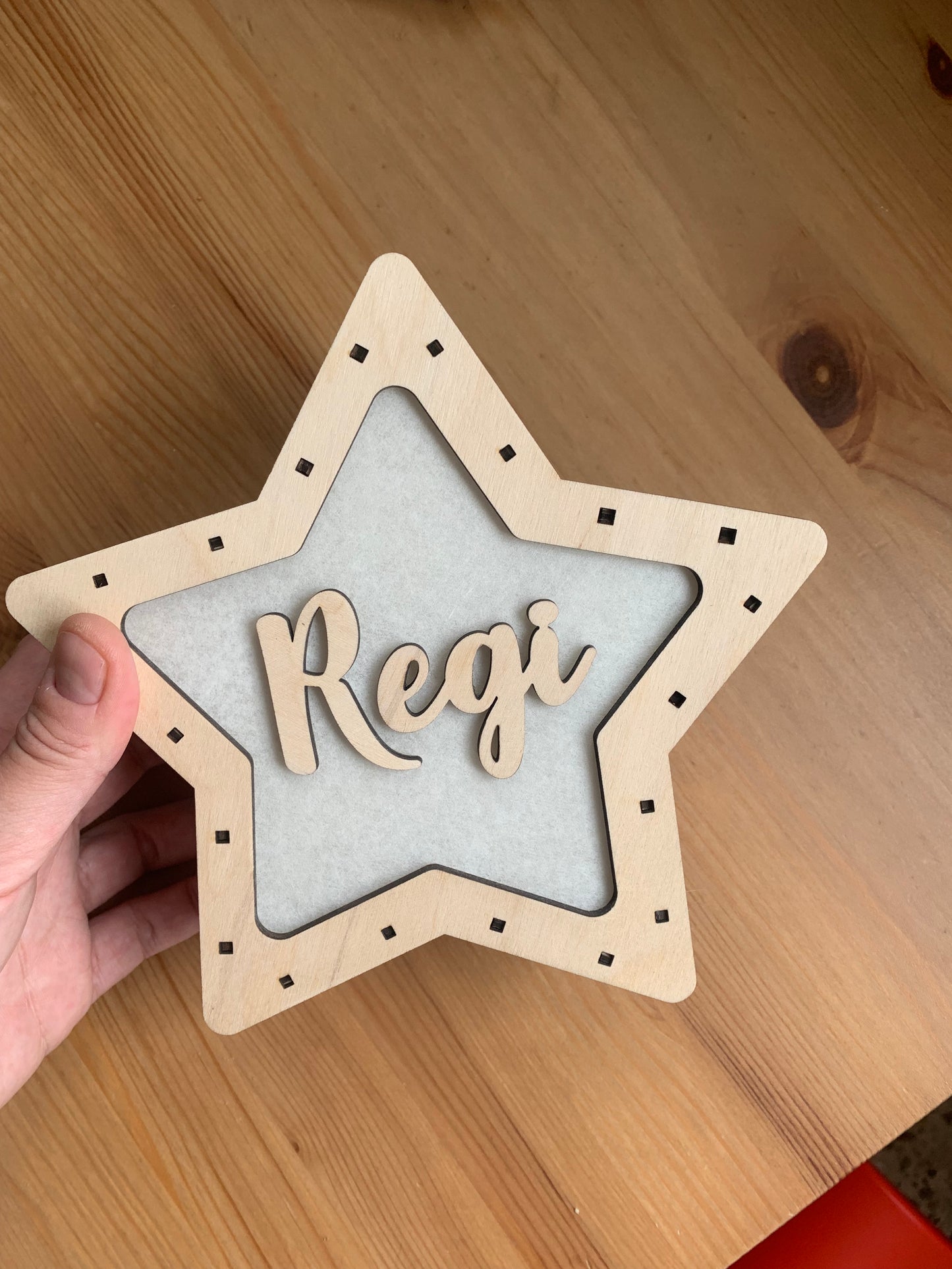 Lámpara infantil estrella de madera – Luz decorativa hecha a mano