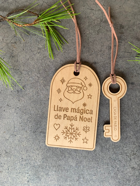 Llave mágica de Papá Noel grabada en madera con diseño navideño.
