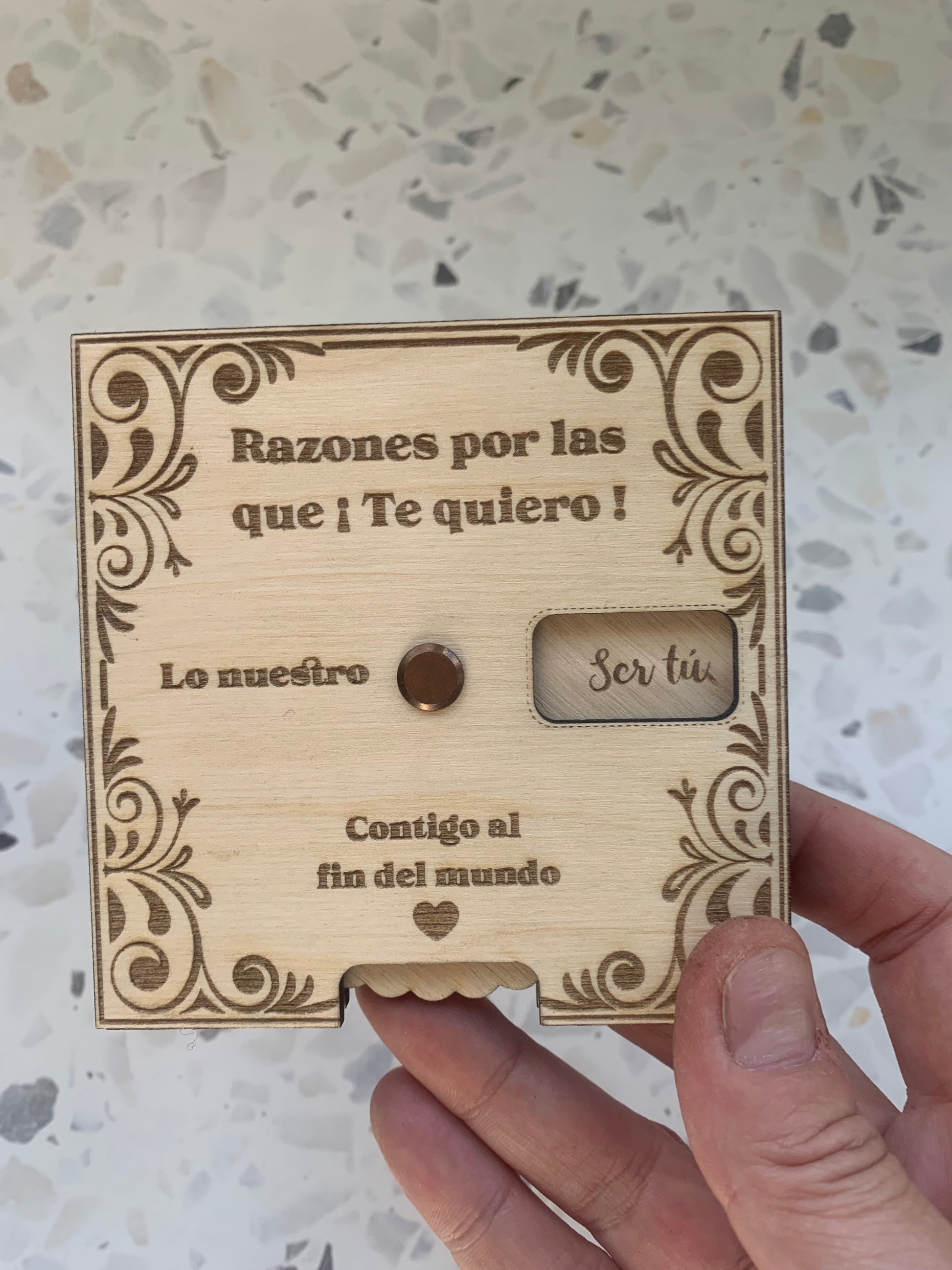 Tarjeta de madera rotatoria con mensaje “Razones por las que te quiero”