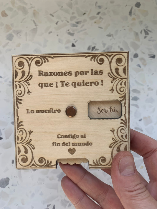 Tarjeta de madera rotatoria con mensaje “Razones por las que te quiero”