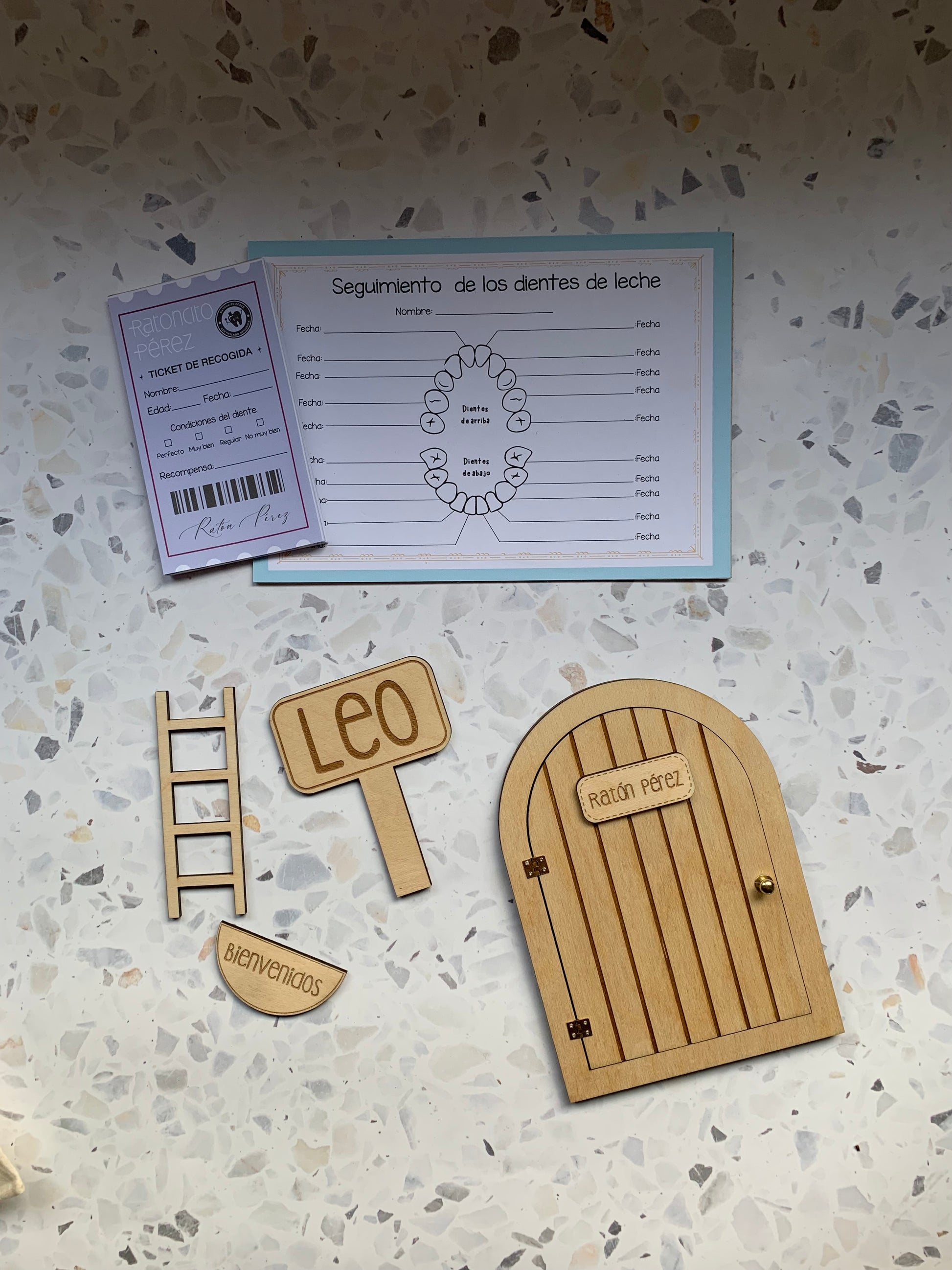 Kit del Ratoncito Pérez personalizado, mostrando la puerta de madera y accesorios.