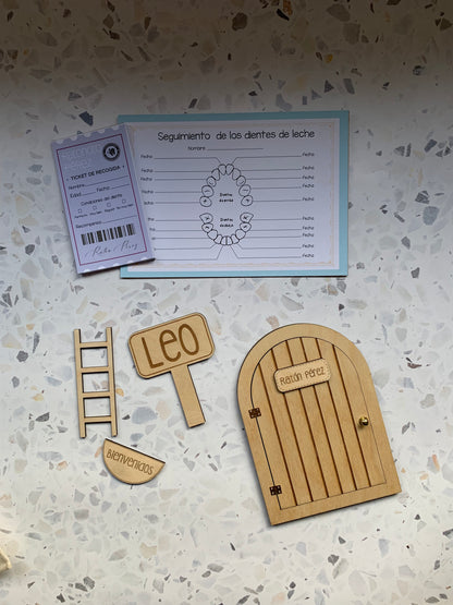 Kit del Ratoncito Pérez personalizado, mostrando la puerta de madera y accesorios.