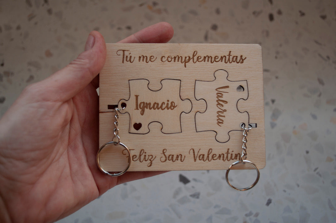 Dos piezas separadas de un llavero puzzle de madera personalizado, mostrando los detalles del grabado del nombre y el diseño único.