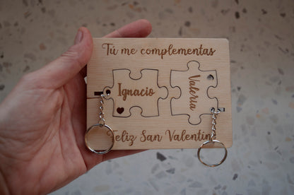 Dos piezas separadas de un llavero puzzle de madera personalizado, mostrando los detalles del grabado del nombre y el diseño único.