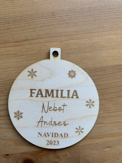 Decoración navideña redonda de madera con nombres grabados