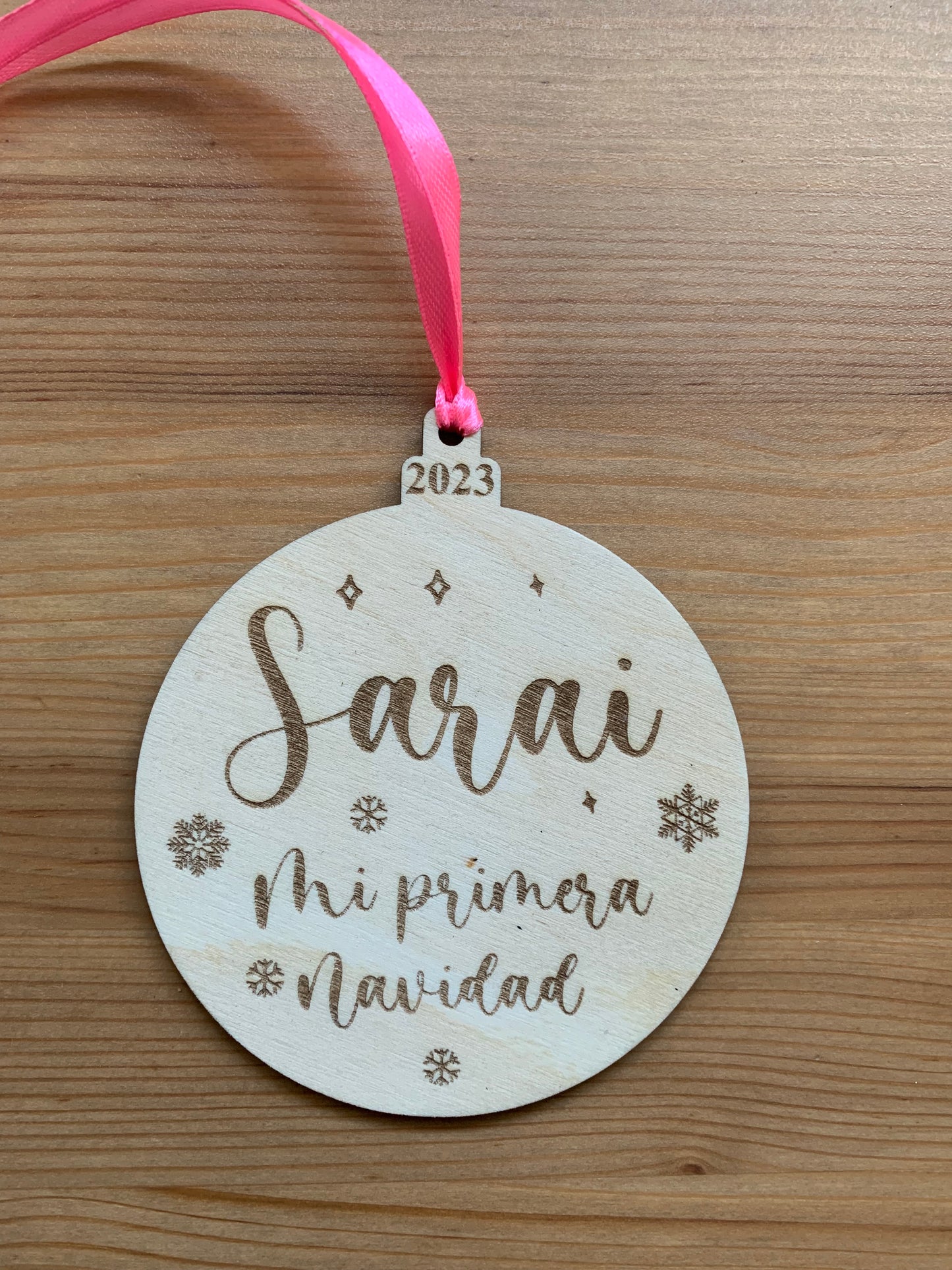 Adorno de Navidad personalizado con grabado láser en madera natural