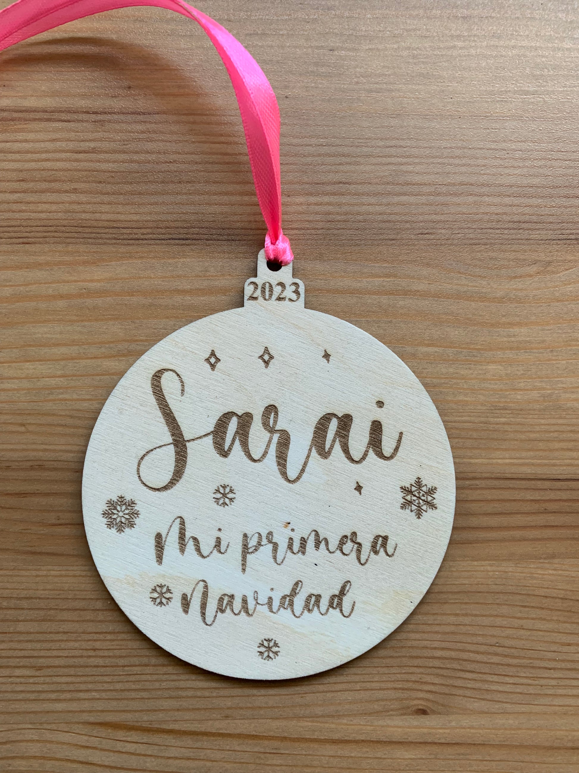 Adorno de Navidad personalizado con grabado láser en madera natural