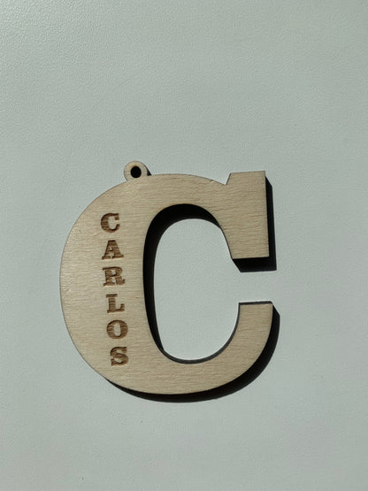 Llavero madera grabado inicial con nombre personalizado