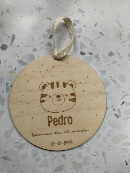 Placa de nacimiento de madera para bebé con grabado de datos: nombre, fecha, hora, peso y altura.