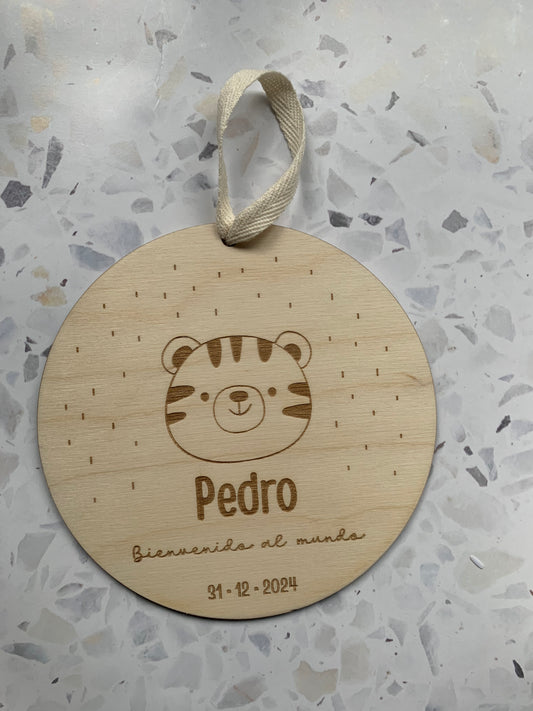 Placa de nacimiento de madera para bebé con grabado de datos: nombre, fecha, hora, peso y altura.