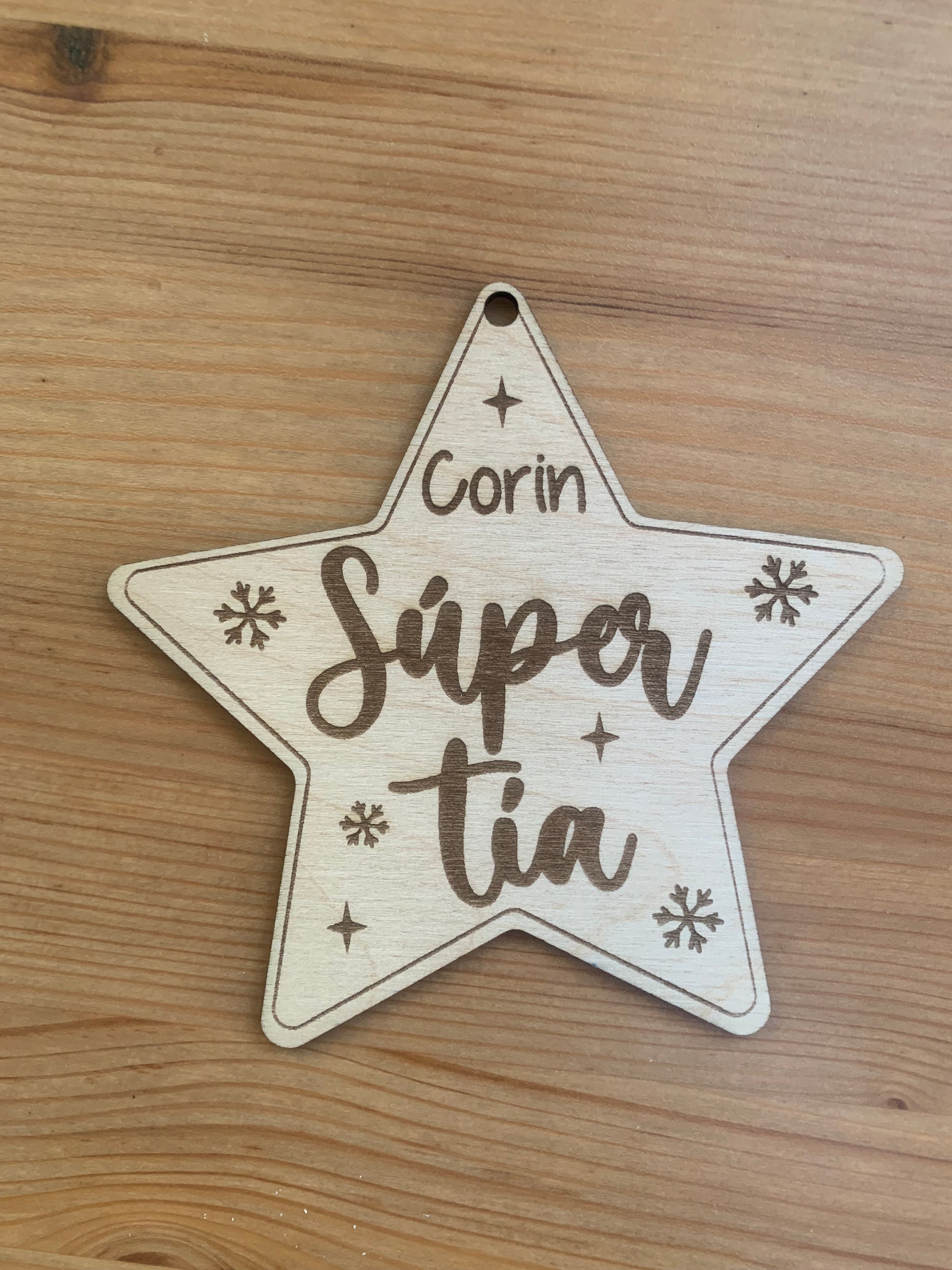 Estrella de Navidad personalizada con nombres grabados