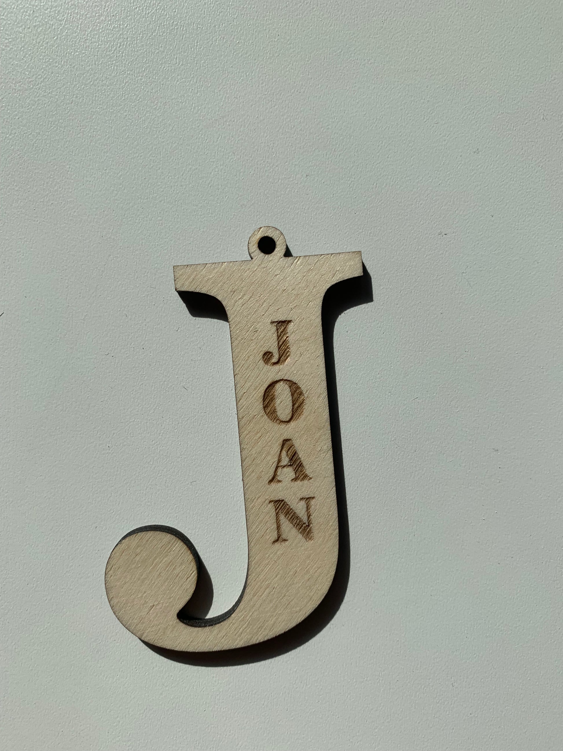 Llavero madera grabado inicial con nombre personalizado
