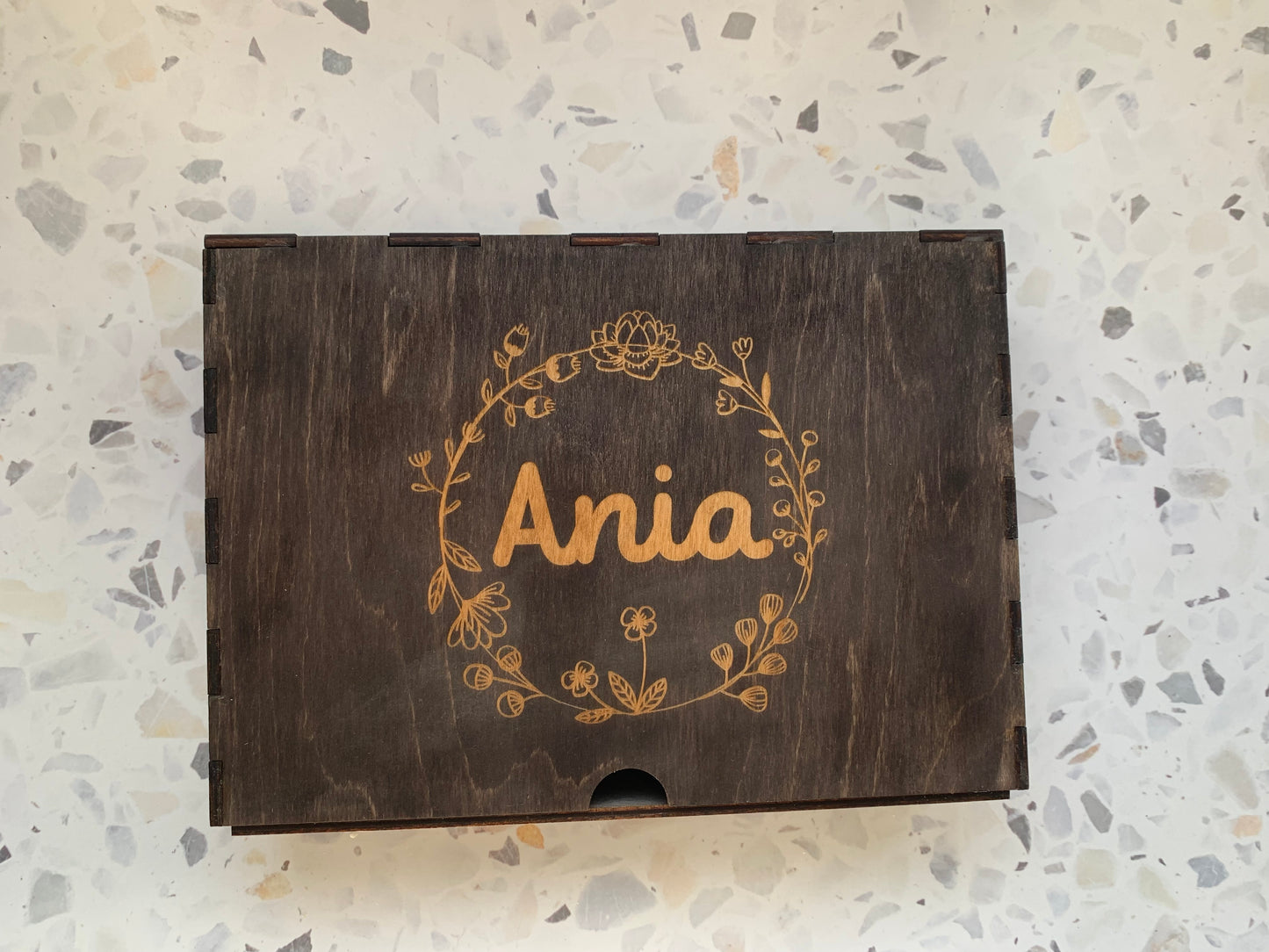 Cajón de madera para recuerdos con la tapa cerrada, mostrando el nombre y diseño grabado de forma personalizada.