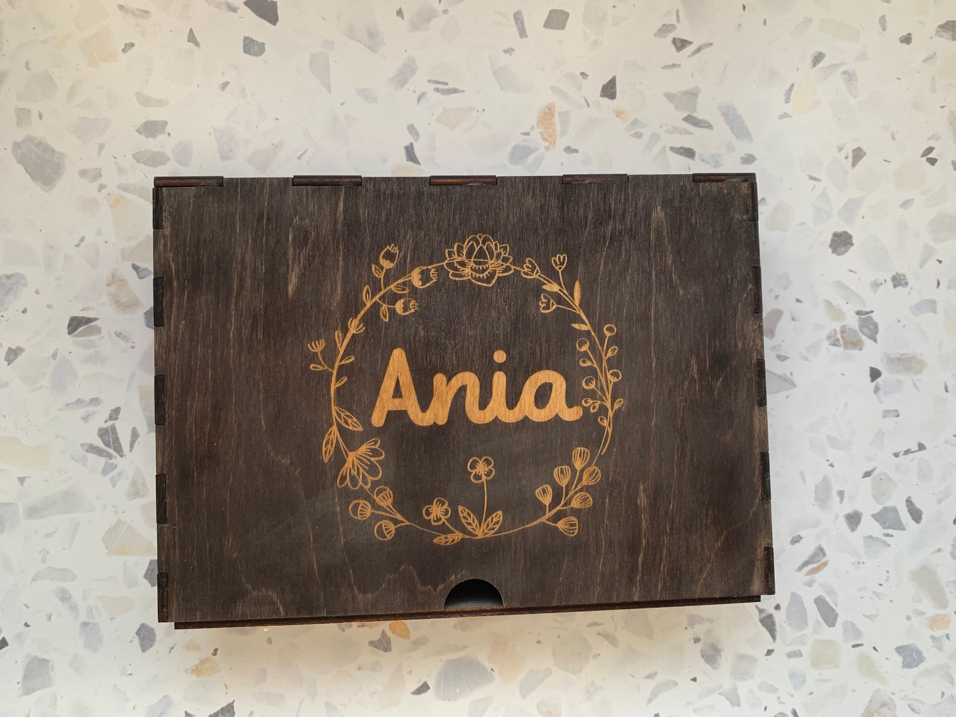 Cajón de madera para recuerdos con la tapa cerrada, mostrando el nombre y diseño grabado de forma personalizada.