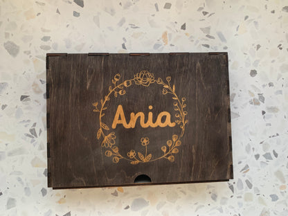 Cajón de madera para recuerdos con la tapa cerrada, mostrando el nombre y diseño grabado de forma personalizada.