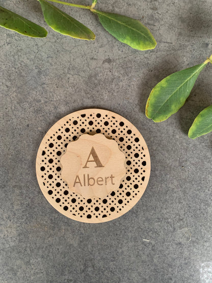 Placa de rattan con inicial y nombre personalizado