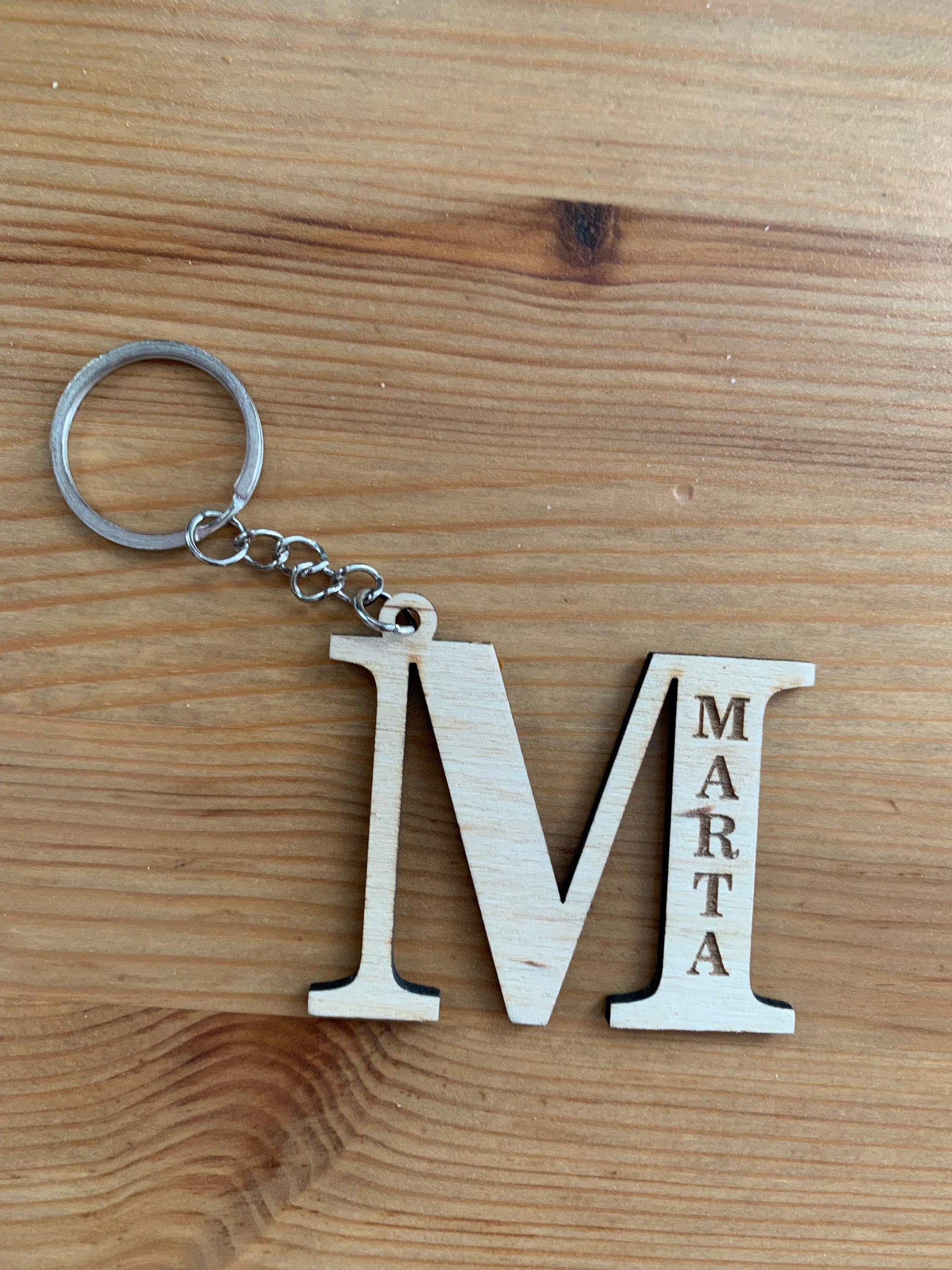 Llavero inicial artesanal para bolsos o llave con nombre