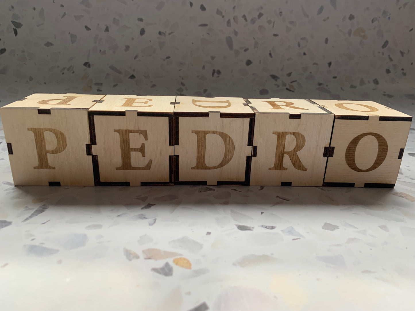 Bloques de iniciales infantiles artesanales