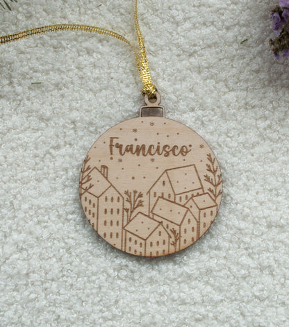 Bola navideña de madera grabada con nombre personalizado