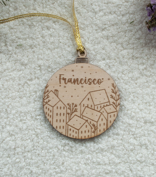 Bola navideña de madera grabada con nombre personalizado